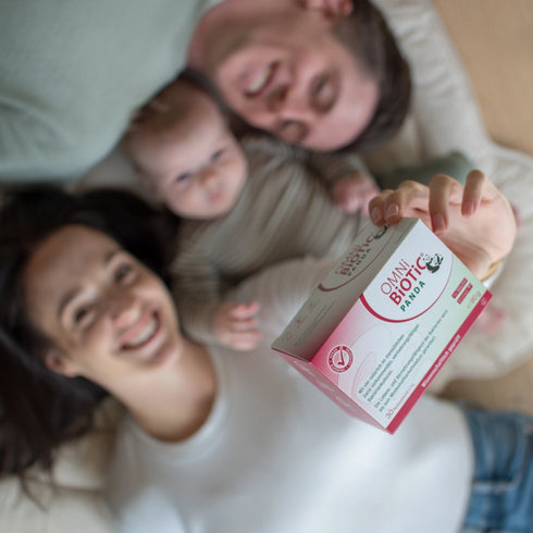 Eine junge Familie mit einer Packung OMNi-BiOTiC PANDA